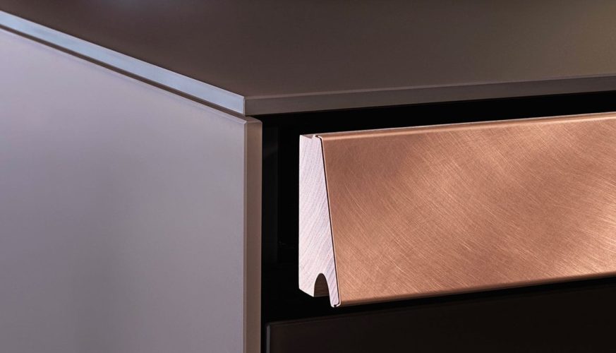 Cuisine Valcucine Genius Loci Vitrum Mocaccino opaque avec tiroir en cuivre | Cuisiniste Nice | AS Design