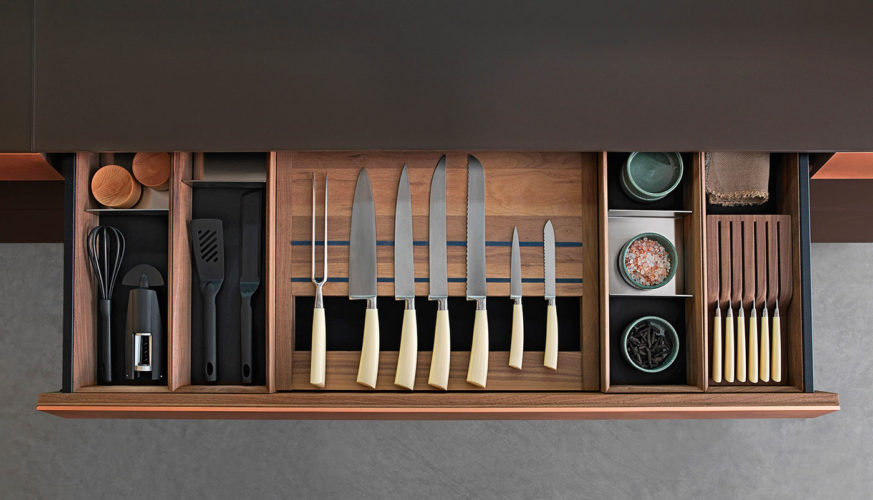 Cuisine Valcucine Genius Loci Vitrum Mocaccino opaque avec tiroir en cuivre | Cuisiniste Nice | AS Design