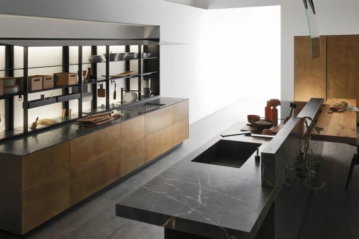 Cuisine Valcucine Artematica en laiton vieilli et plan de travail en pierre Gris Antalya | Cuisiniste Monaco | AS Design