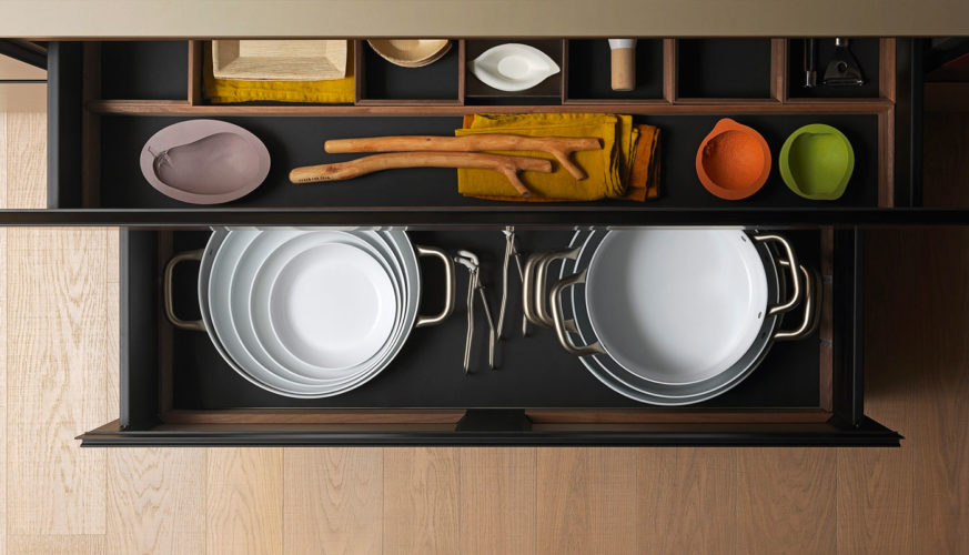 Cuisine Valcucine Riciclantica laminée gris chaud opaque | Cuisiniste Nice | Massimo Cucine