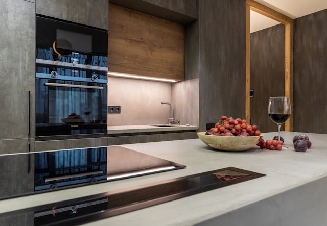 Cuisiniste-nice-conception-cuisine-sur-mesure-plaque-a-induction-hotte-integree