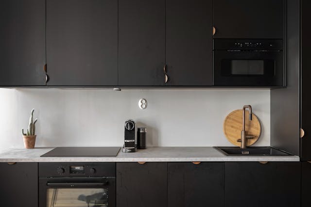 Reussite-cuisine-sur-mesure-nice-plaque-a-induction-hotte-integree